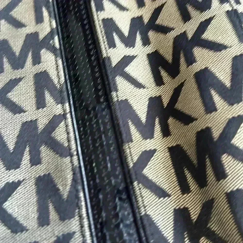 Michael Kors Signature Monogram Jacqaurd In Sequin - Picture 2 of 8